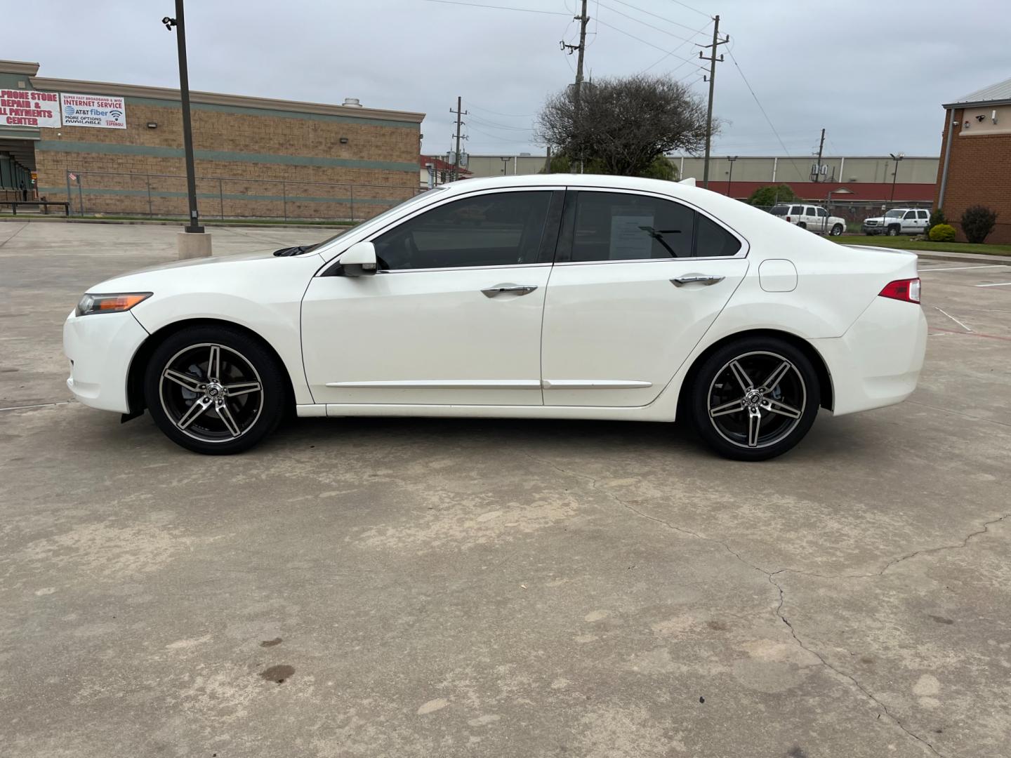 2009 white /TAN Acura TSX 5-Speed AT (JH4CU26639C) with an 2.4L L4 DOHC 16V engine, 5-Speed Automatic Overdrive transmission, located at 14700 Tomball Parkway 249, Houston, TX, 77086, (281) 444-2200, 29.928619, -95.504074 - Photo#3